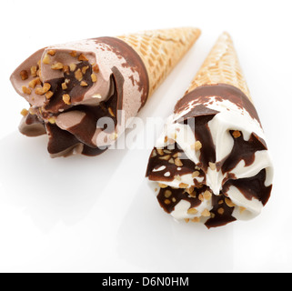 Schokolade und Vanille-Eiscreme-Kegel Stockfoto