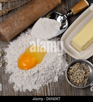 Backzutaten: Mehl, Eiern, Butter auf ein Schneidebrett Stockfoto