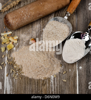 Backzutaten: Vollkornmehl, Roggenmehl, weißen Mehl Ang getrocknete Früchte Stockfoto