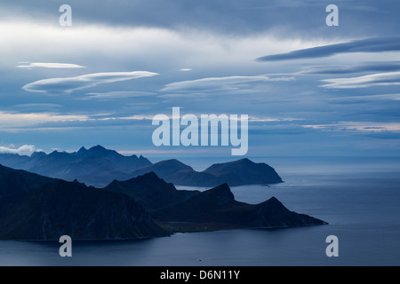 Blick über Flakstadøy vom Gipfel des Himmeltind, Vestvågøya, Lofoten Inseln, Norwegen Stockfoto