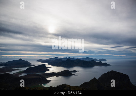 Blick über Flakstadøy vom Gipfel des Himmeltind, Vestvågøya, Lofoten Inseln, Norwegen Stockfoto