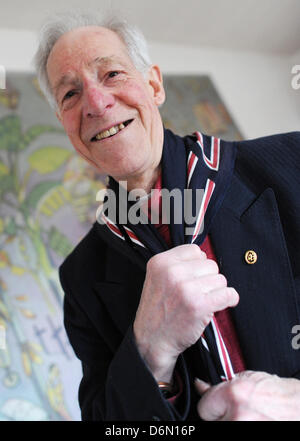 76 Jahre alten Kirche Congres Shelper trägt seine Lieblings Helfer Schal in der Sakristei der Kirche der Auferstehung Lurup in Hamburg, Deutschland, 4. April 2013. Nach Angaben der Organisatoren wird Eichhorn die älteste Helfer bei den 34. Deutschen Evangelischen Kirchentag vom 01. bis 5. Mai 2013 sein. Foto: ANGELIKA WARMUTH Stockfoto