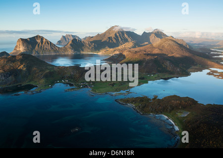 Blick über die Berglandschaft vom Gipfel des Offersoykammen, Vestvagoya, Lofoten Inseln, Norwegen Stockfoto