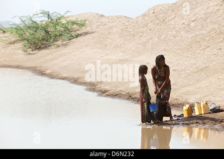 Semera, Äthiopien, Nomaden Wasserholen an einer Wasserstelle Stockfoto