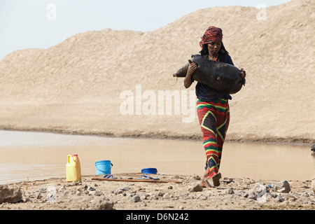 Semera, Äthiopien, Nomaden Wasserholen an einer Wasserstelle Stockfoto