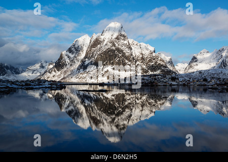 Schneebedeckte Berggipfel Olstind erhebt sich über Reine, Moskenesøy, Lofoten Inseln, Norwegen Stockfoto