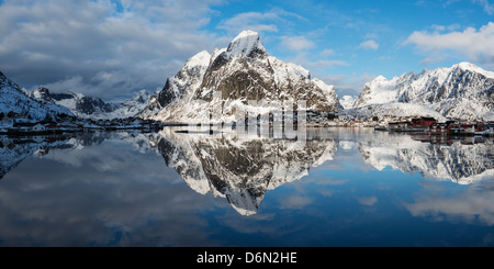 Schneebedeckte Berggipfel Olstind erhebt sich über Reine, Moskenesøy, Lofoten Inseln, Norwegen Stockfoto