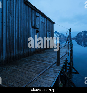 Verlassenen Fischerorten liegt am Rande des Fjords, Vestvalen, Reine, Moskenesøy, Lofoten Inseln, Norwegen Stockfoto
