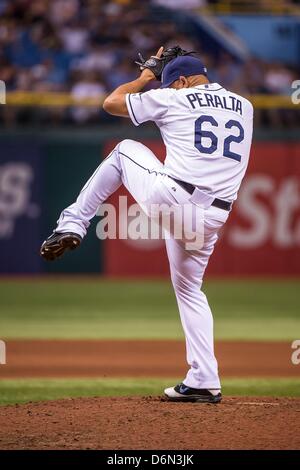 St. Petersburg, USA. 20. April 2013: Tampa Bay Rays Entlastung Krug Joel Peralta (62) tritt Spiel oben 8. während der Major League Baseball Spiel Action zwischen den Oakland Athletics und die Tampa Bay Rays. Tampa Bay besiegten Oakland 1-0 im Tropicana Field in St. Petersburg, FL. Stockfoto