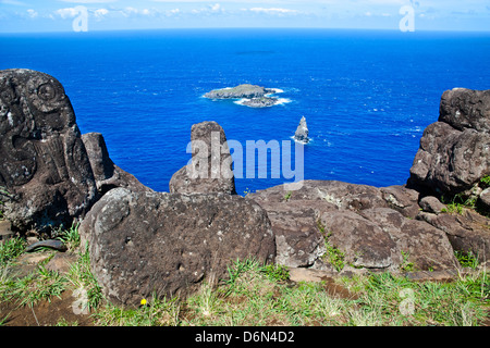 Chile, Osterinsel, Rapa Nui, Birdman Petroglyphen bei Orongo Zeremoniell Dorf mit Blick auf Motu Nui, Motu Iti und Motu Kao Stockfoto