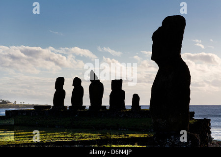 Chile, Osterinsel, Rapa Nui, Hanga Roa, zeremonielle Bereich Tahai, einsame Moai Ahu Tahai und fünf Moais Ahu Vai URI Stockfoto