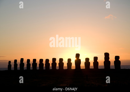 Chile, Osterinsel, Rapa Nui, Blick auf die 15 Moai Statuen am Ahu Tongariki bei Sonnenaufgang Stockfoto