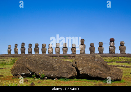 Chile, Osterinsel, Rapa Nui, einem gefallenen Moai in der Nähe von fünfzehn Moais der Ahu Tongariki Stockfoto
