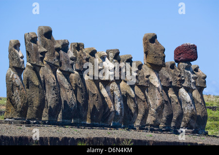 Chile, Osterinsel, Rapa Nui, Blick auf die 15 Moai Statuen am Ahu Tongariki Stockfoto