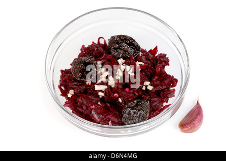 Rote Beete Salat mit Knoblauch und getrockneten Pflaumen Stockfoto