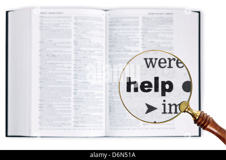 Vergrößert eine Lupe über ein Wörterbuch das Wort Hilfe betrachten gehalten Stockfoto