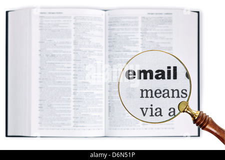 Vergrößert eine Lupe über ein Wörterbuch das Wort E-Mail betrachten gehalten Stockfoto
