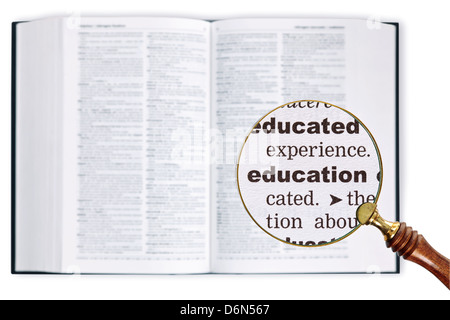 Vergrößert eine Lupe über ein Wörterbuch das Wort Bildung betrachten gehalten Stockfoto