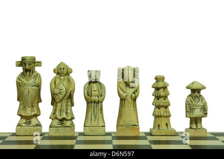 Anzeige von weißen Steinen von einem Stein Schachspiel auf dem Holz Schachbrett isoliert auf weißem Hintergrund Stockfoto