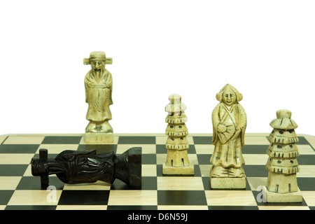 Ein Stein Schachspiel mit checkmate Bewegen auf dem schwarzen König auf weißem Hintergrund Stockfoto