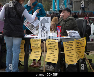 Manchester 20. April, 2013. Ax das Schlafzimmer Steuer" ax die Steuer" Protest die Sitzung und Demonstration in Piccadilly der United Services Benutzer Ausschuss gegen Salford Rat Kürzungen der psychischen Gesundheit. Salford Manchester und psychische Gesundheit benutzer Vereinen für die Demo. Mitglieder der (United Service User Committee) mit Manchester service Benutzer & Mental Health Network (MUN) in Manchester Piccadilly Gardens. Stockfoto