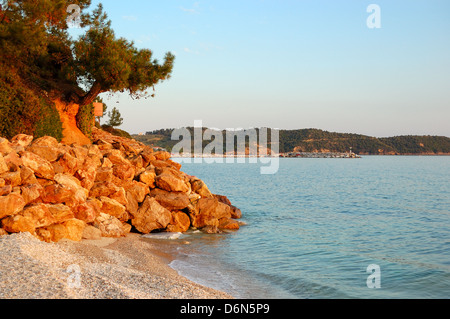 Strand des Luxushotels bei Sonnenuntergang, Insel Thassos, Griechenland Stockfoto