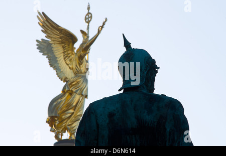 Berlin, Deutschland, das Bismarck-Nationaldenkmal und der Siegessäule auf dem großen Stern Stockfoto