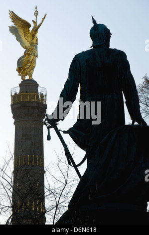 Berlin, Deutschland, das Bismarck-Nationaldenkmal und der Siegessäule auf dem großen Stern Stockfoto