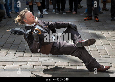 Levitation und floatation in Manchester Wochenende 19., 20. und 21. April, 2013. Frei schwebende Street Performer am Wochenende feiern das St George's, eine Familie, die Veranstaltung in Albert Square und Piccadilly, eine Erweiterung der jährlichen St George Parade und ein Wagnis zu helfen England's Patron, mit vielen Aktivitäten und Interpreten Feiern statt. Manchester umfasst die Tage, wenn beide nationalen Festivals und Paraden Ziel der Stadt zusammen zu bringen und Mancunians bieten mit einer Veranstaltung, wo verschiedene nationale Identitäten gefeiert werden. Stockfoto