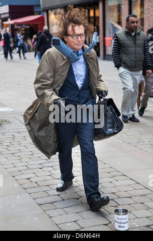 Manchester Wochenende 19., 20. & 21. April 2013. Ronaldo Miranda aus Chile, "Windigen Mann" im St George Wochenende feiern, ein Familien-Event statt in Albert Square und Piccadilly, eine Verlängerung der jährlichen St George Parade und ein Venture zu helfen, Schutzpatron Englands, mit vielen Aktivitäten und Interpreten zu feiern. Manchester umfasst die Tage, wenn nationale Festivals und Paraden wollen bringen der Stadtzentrums zusammen und bieten wie ein Ereignis, wo verschiedene nationale Identitäten gefeiert werden. Stockfoto