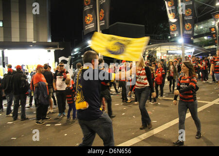 Sydney, Australien. 21. April 2013. Central Coast Mariners Fans waren Jubel nach dem Sieg der A-League-Fußball-Finale gegen Western Sydney Wanderers, besiegen sie 2-0 im Allianz-Stadion in Moore Park, Sydney. Kredit: Kredit: Richard Milnes / Alamy Live News. Stockfoto