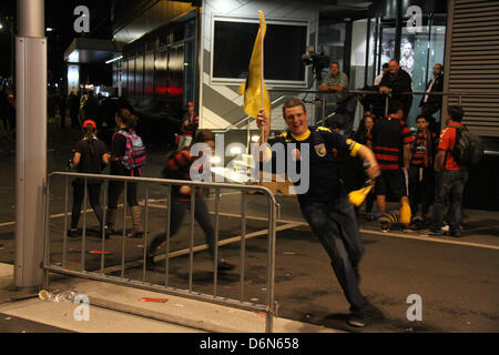 Sydney, Australien. 21. April 2013. Central Coast Mariners Fans waren Jubel nach dem Sieg der A-League-Fußball-Finale gegen Western Sydney Wanderers, besiegen sie 2-0 im Allianz-Stadion in Moore Park, Sydney. Kredit: Kredit: Richard Milnes / Alamy Live News. Stockfoto