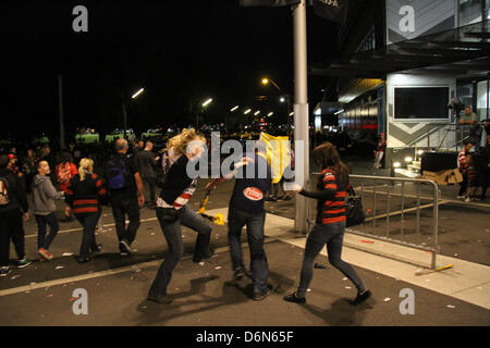 Sydney, Australien. 21. April 2013. Central Coast Mariners Fans waren Jubel nach dem Sieg der A-League-Fußball-Finale gegen Western Sydney Wanderers, besiegen sie 2-0 im Allianz-Stadion in Moore Park, Sydney. Kredit: Kredit: Richard Milnes / Alamy Live News. Stockfoto