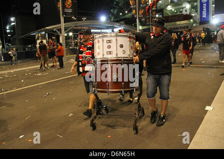 Sydney, Australien. 21. April 2013. Central Coast Mariners Fans waren Jubel nach dem Sieg der A-League-Fußball-Finale gegen Western Sydney Wanderers, besiegen sie 2-0 im Allianz-Stadion in Moore Park, Sydney. Kredit: Kredit: Richard Milnes / Alamy Live News. Stockfoto