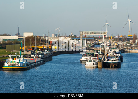 Binnenschiffe / Cargo Kanal Boote auf der Ringvaart Wartezeit an der Schleuse Evergem geben Sie den Port Ghent, Belgien Stockfoto