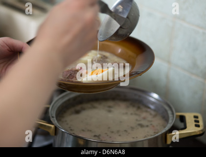 Vorbereitung der saure Suppe, polnische Küche. Stockfoto