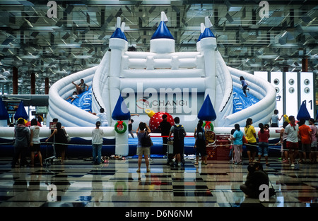 Aufblasbare Rutsche Changi Airport Singapur Stockfoto
