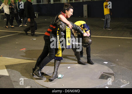 Sydney, Australien. 21. April 2013. Central Coast Mariners Fans waren Jubel nach dem Sieg der A-League-Fußball-Finale gegen Western Sydney Wanderers, besiegen sie 2-0 im Allianz-Stadion in Moore Park, Sydney. Kredit: Kredit: Richard Milnes / Alamy Live News. Stockfoto