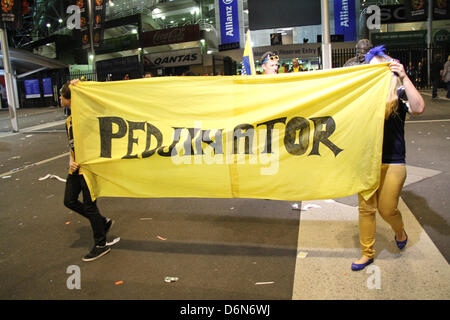 Sydney, Australien. 21. April 2013. Central Coast Mariners Fans waren Jubel nach dem Sieg der A-League-Fußball-Finale gegen Western Sydney Wanderers, besiegen sie 2-0 im Allianz-Stadion in Moore Park, Sydney. Kredit: Kredit: Richard Milnes / Alamy Live News. Stockfoto