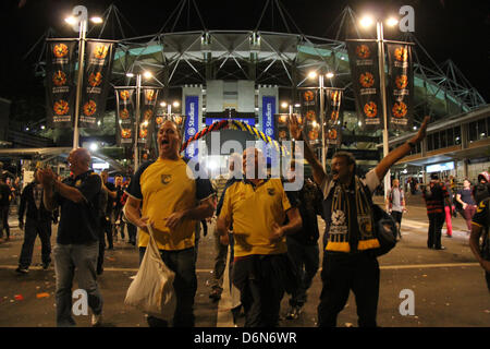 Sydney, Australien. 21. April 2013. Central Coast Mariners Fans waren Jubel nach dem Sieg der A-League-Fußball-Finale gegen Western Sydney Wanderers, besiegen sie 2-0 im Allianz-Stadion in Moore Park, Sydney. Kredit: Kredit: Richard Milnes / Alamy Live News. Stockfoto