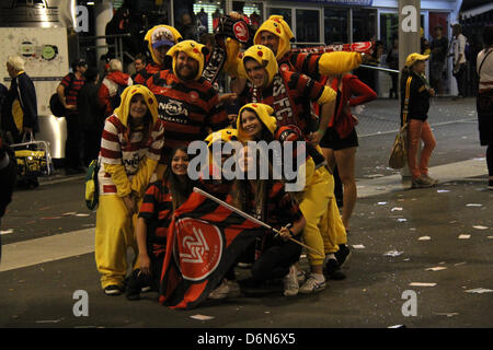 Sydney, Australien. 21. April 2013. Central Coast Mariners Fans waren Jubel nach dem Sieg der A-League-Fußball-Finale gegen Western Sydney Wanderers, besiegen sie 2-0 im Allianz-Stadion in Moore Park, Sydney. Kredit: Kredit: Richard Milnes / Alamy Live News. Stockfoto