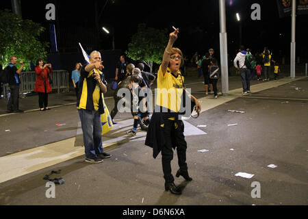 Sydney, Australien. 21. April 2013. Central Coast Mariners Fans waren Jubel nach dem Sieg der A-League-Fußball-Finale gegen Western Sydney Wanderers, besiegen sie 2-0 im Allianz-Stadion in Moore Park, Sydney. Kredit: Kredit: Richard Milnes / Alamy Live News. Stockfoto