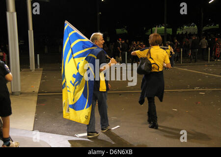 Sydney, Australien. 21. April 2013. Central Coast Mariners Fans waren Jubel nach dem Sieg der A-League-Fußball-Finale gegen Western Sydney Wanderers, besiegen sie 2-0 im Allianz-Stadion in Moore Park, Sydney. Kredit: Kredit: Richard Milnes / Alamy Live News. Stockfoto