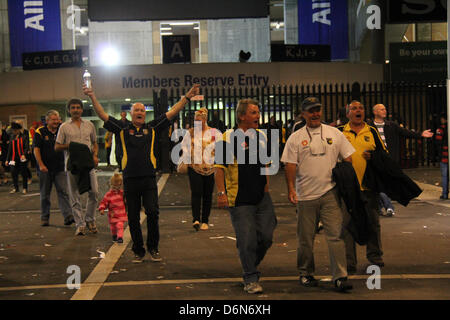 Sydney, Australien. 21. April 2013. Central Coast Mariners Fans waren Jubel nach dem Sieg der A-League-Fußball-Finale gegen Western Sydney Wanderers, besiegen sie 2-0 im Allianz-Stadion in Moore Park, Sydney. Kredit: Kredit: Richard Milnes / Alamy Live News. Stockfoto