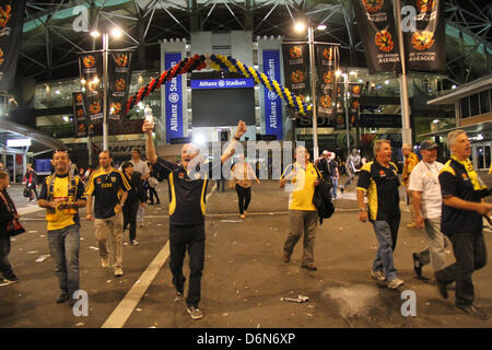 Sydney, Australien. 21. April 2013. Central Coast Mariners Fans waren Jubel nach dem Sieg der A-League-Fußball-Finale gegen Western Sydney Wanderers, besiegen sie 2-0 im Allianz-Stadion in Moore Park, Sydney. Kredit: Kredit: Richard Milnes / Alamy Live News. Stockfoto