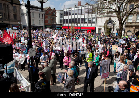 Demonstranten marschieren durch Stafford gegen Kürzungen, NHS Dienstleistungen im Stafford Hospital Stockfoto