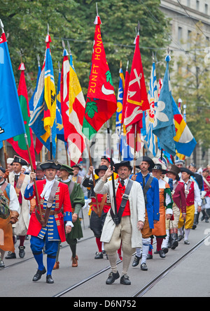 Zürich - August 1: Swiss National Day Parade am 1. August 2011 in Zürich, Schweiz. Vertreter der lokalen Gemeinschaften in einem historischen Kostüm. Stockfoto