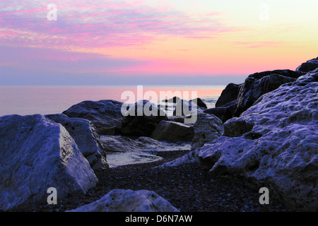 Felsige Küstenlinie mit einem Sonnenaufgang Horizont. Stockfoto