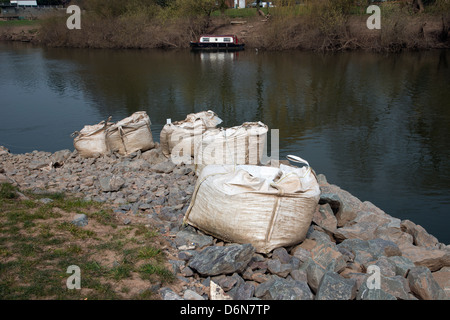 Flut Abwehrkräfte auf den Fluss Severn bei Upton auf Severn Worcestershire England UK Stockfoto