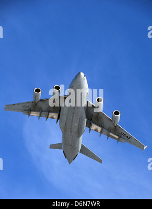 US Luftwaffe c-17 Flugzeuge Pässe über Kopf nach einem Sturz Fallschirmjäger Soldaten während einer Übung Airdrop 17. April 2013 an der Malemute Drop-Zone, Alaska. Stockfoto